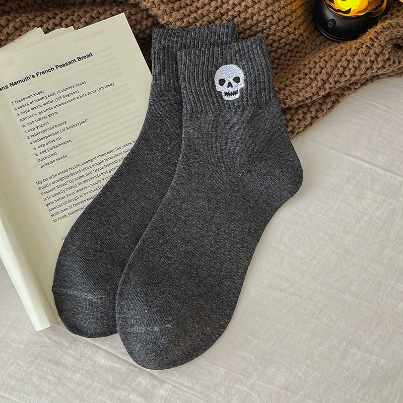 🔥🔥🔥Split price down to £2.17 each🎃Halloween Embroidered Crew Socks🧦