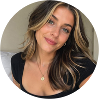 Olivia Brooks| Crystal & Minimal Jewelry Blogger & Gift Stylist